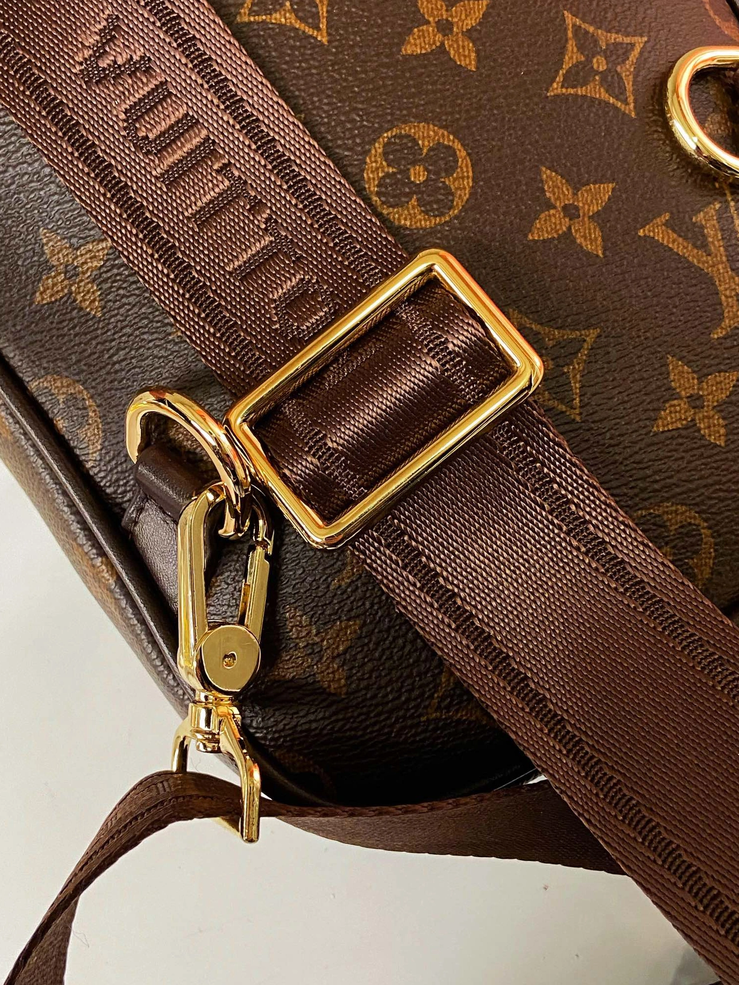 Louis Vuitton AAA Man Messenger Bags Bold 8678