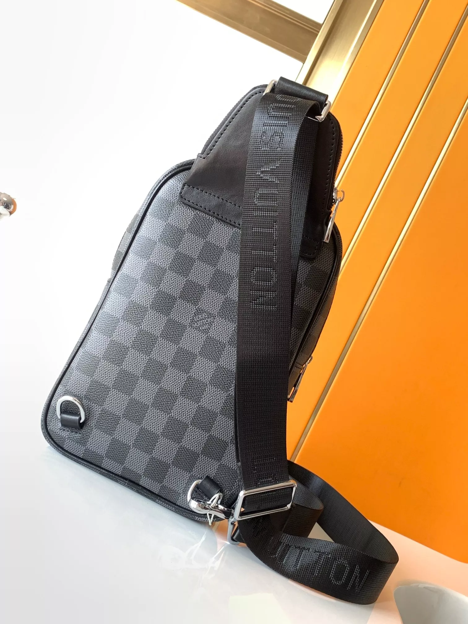 Louis Vuitton AAA Man Messenger Bags Bold 9651
