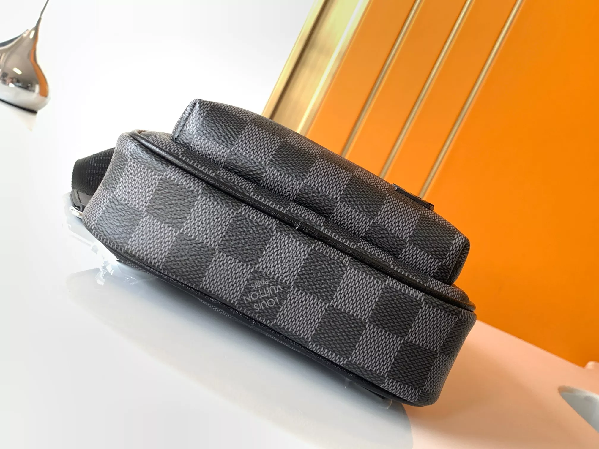 Louis Vuitton AAA Man Messenger Bags Bold 9651