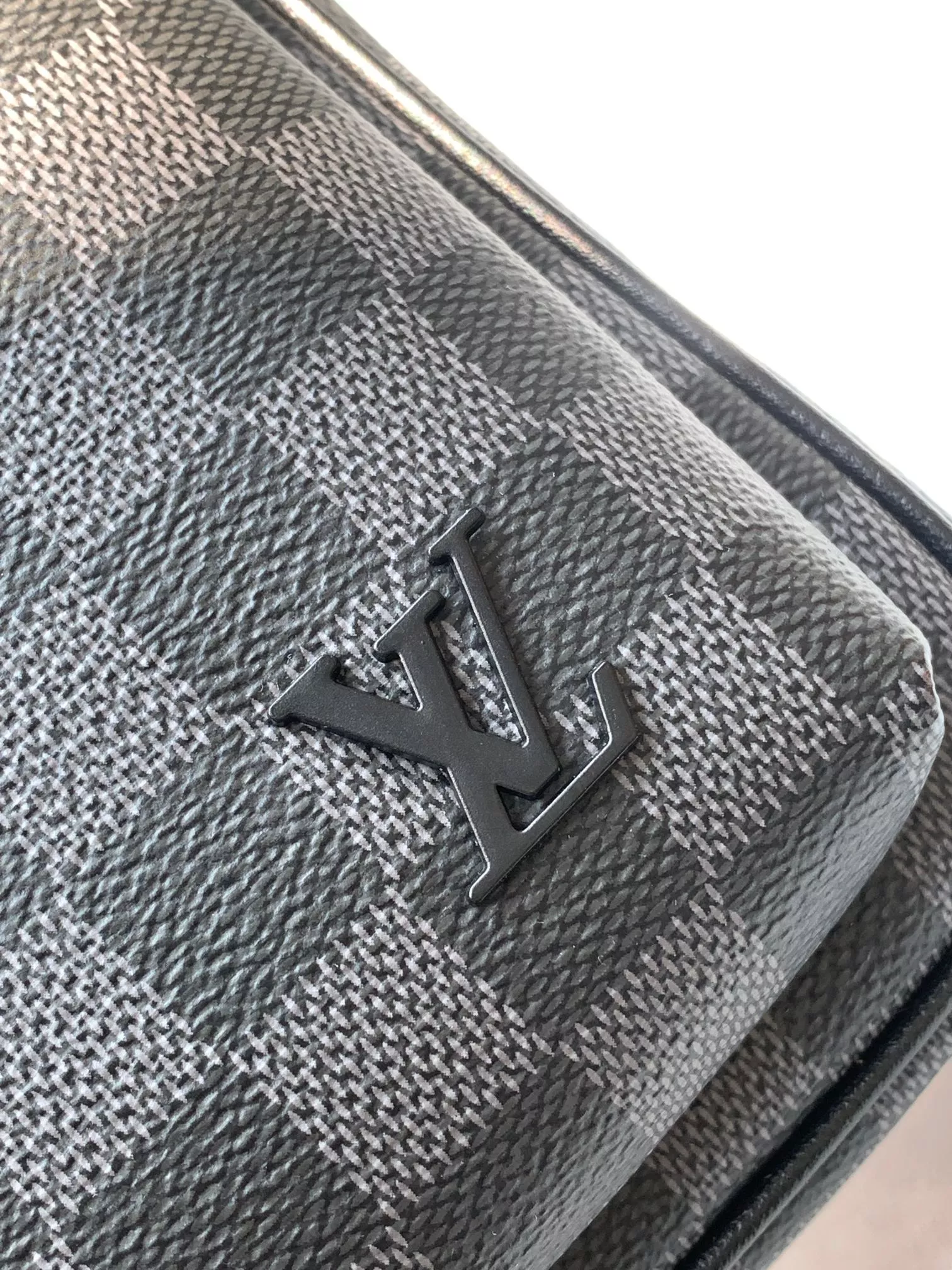 Louis Vuitton AAA Man Messenger Bags Bold 9651