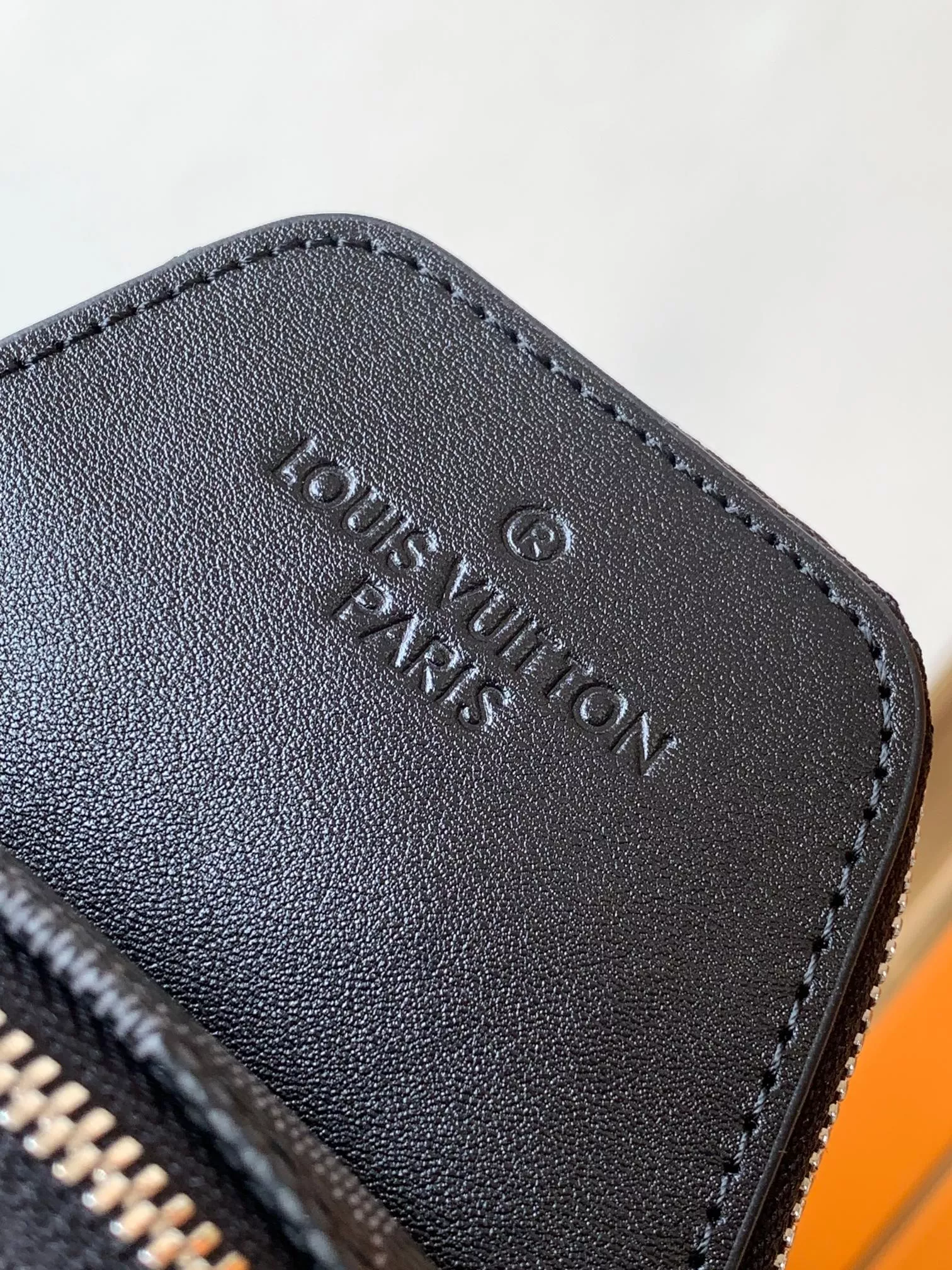 Louis Vuitton AAA Man Messenger Bags Bold 9651