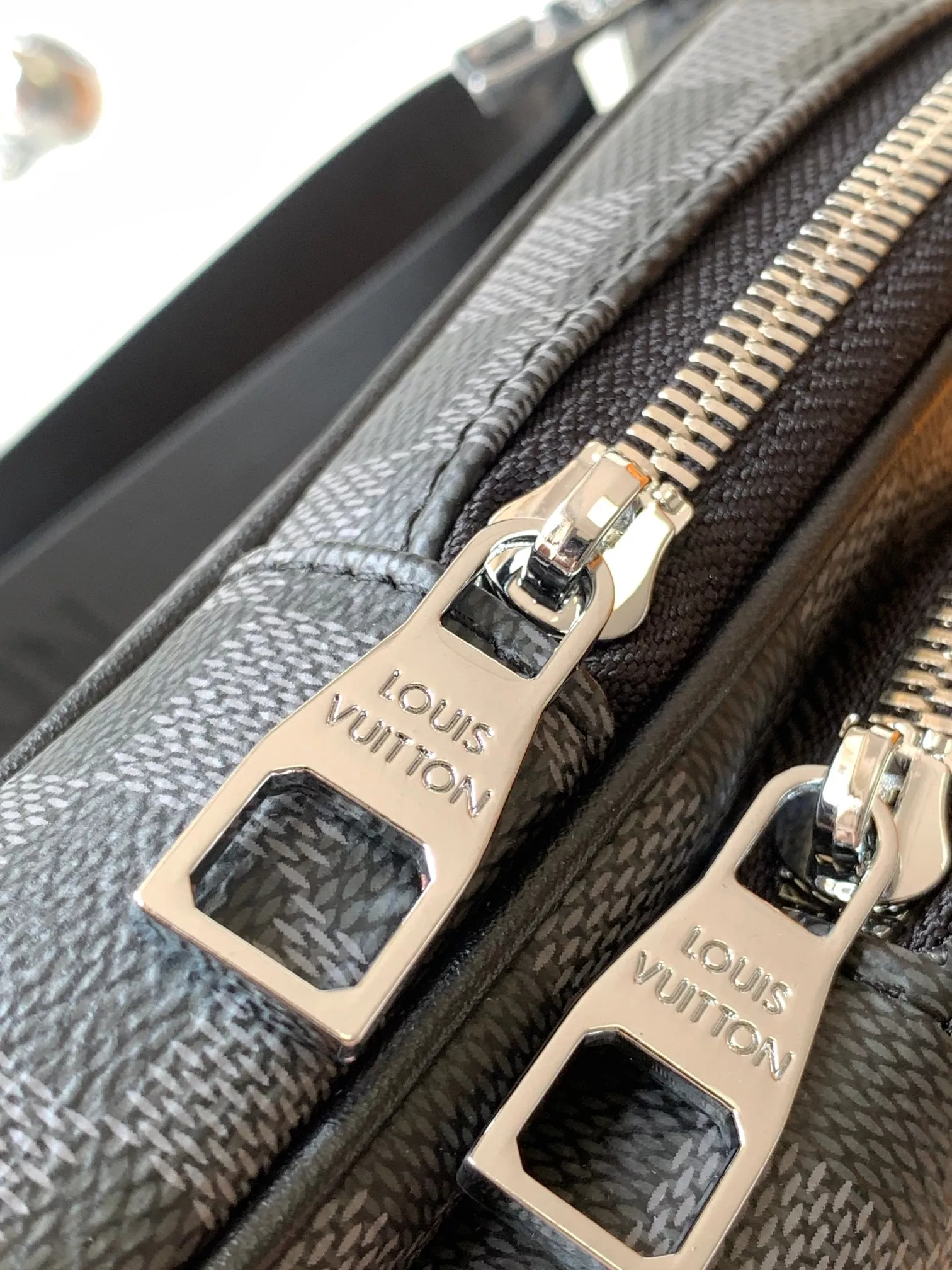Louis Vuitton AAA Man Messenger Bags Bold 9651