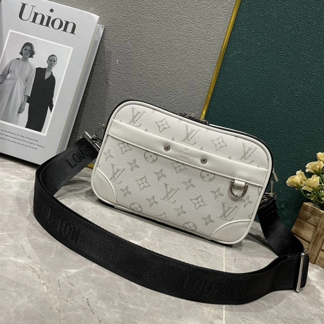 Louis Vuitton AAA Man Messenger Bags Breathable 2138