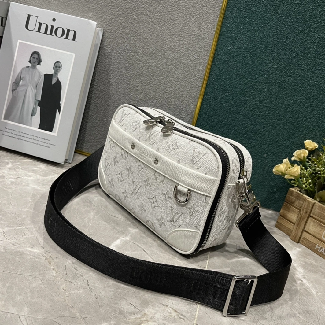 Louis Vuitton AAA Man Messenger Bags Breathable 2138
