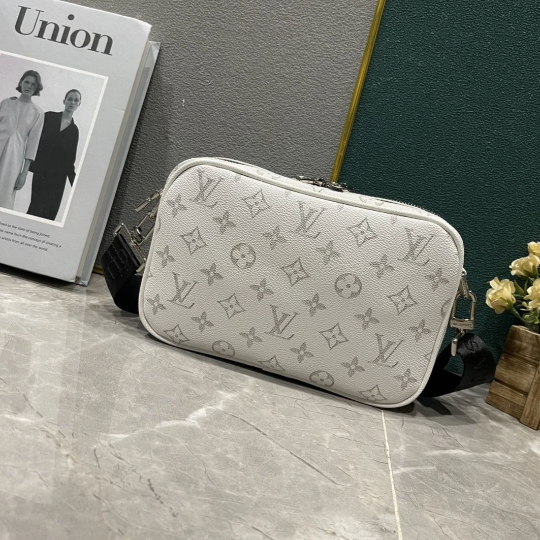 Louis Vuitton AAA Man Messenger Bags Breathable 2138