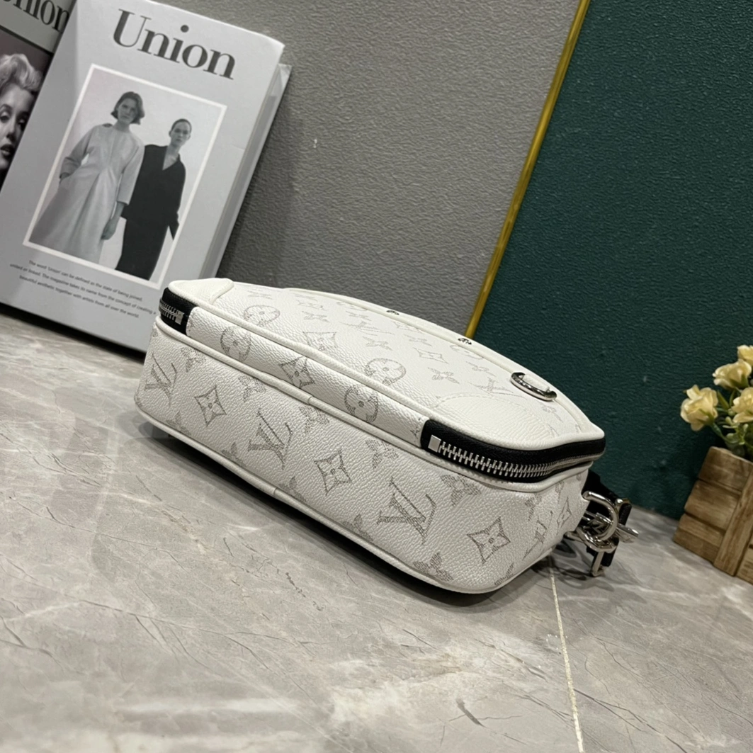Louis Vuitton AAA Man Messenger Bags Breathable 2138