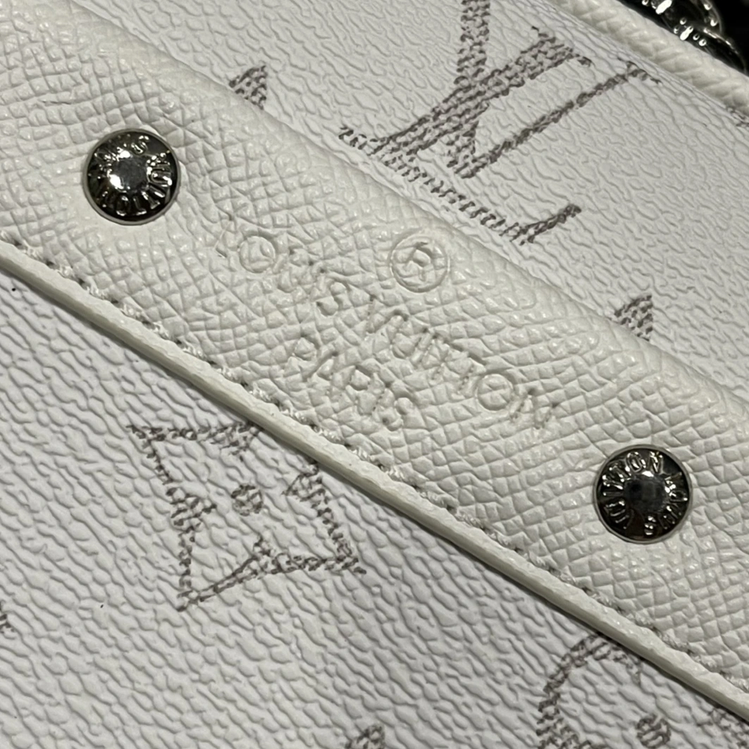 Louis Vuitton AAA Man Messenger Bags Breathable 2138