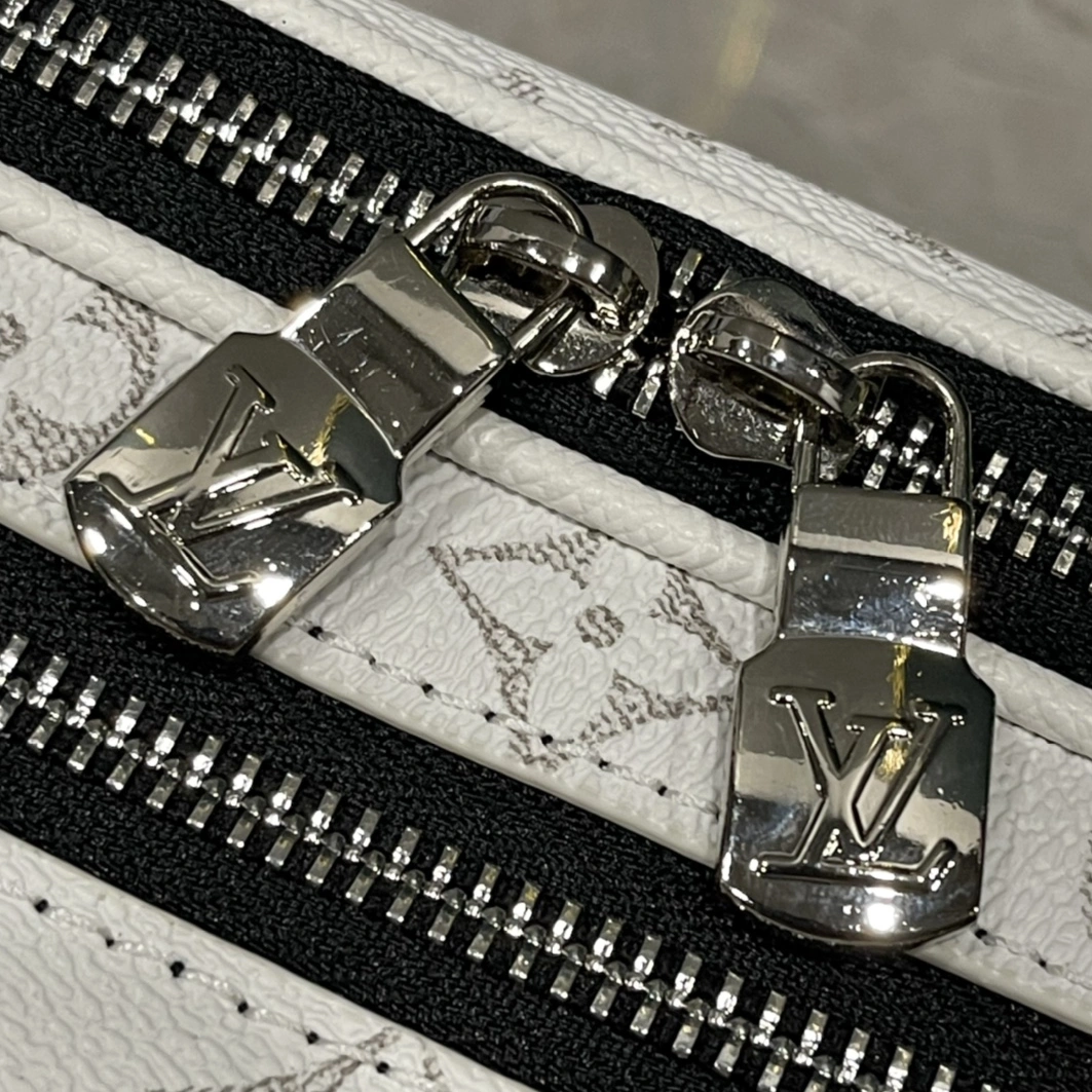 Louis Vuitton AAA Man Messenger Bags Breathable 2138