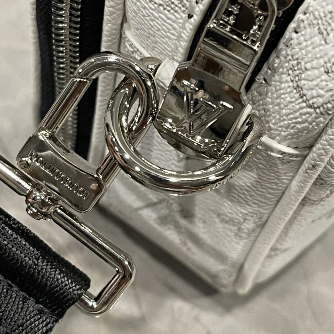 Louis Vuitton AAA Man Messenger Bags Breathable 2138