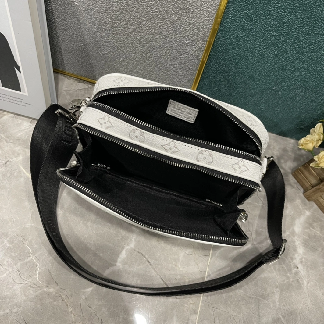 Louis Vuitton AAA Man Messenger Bags Breathable 2138