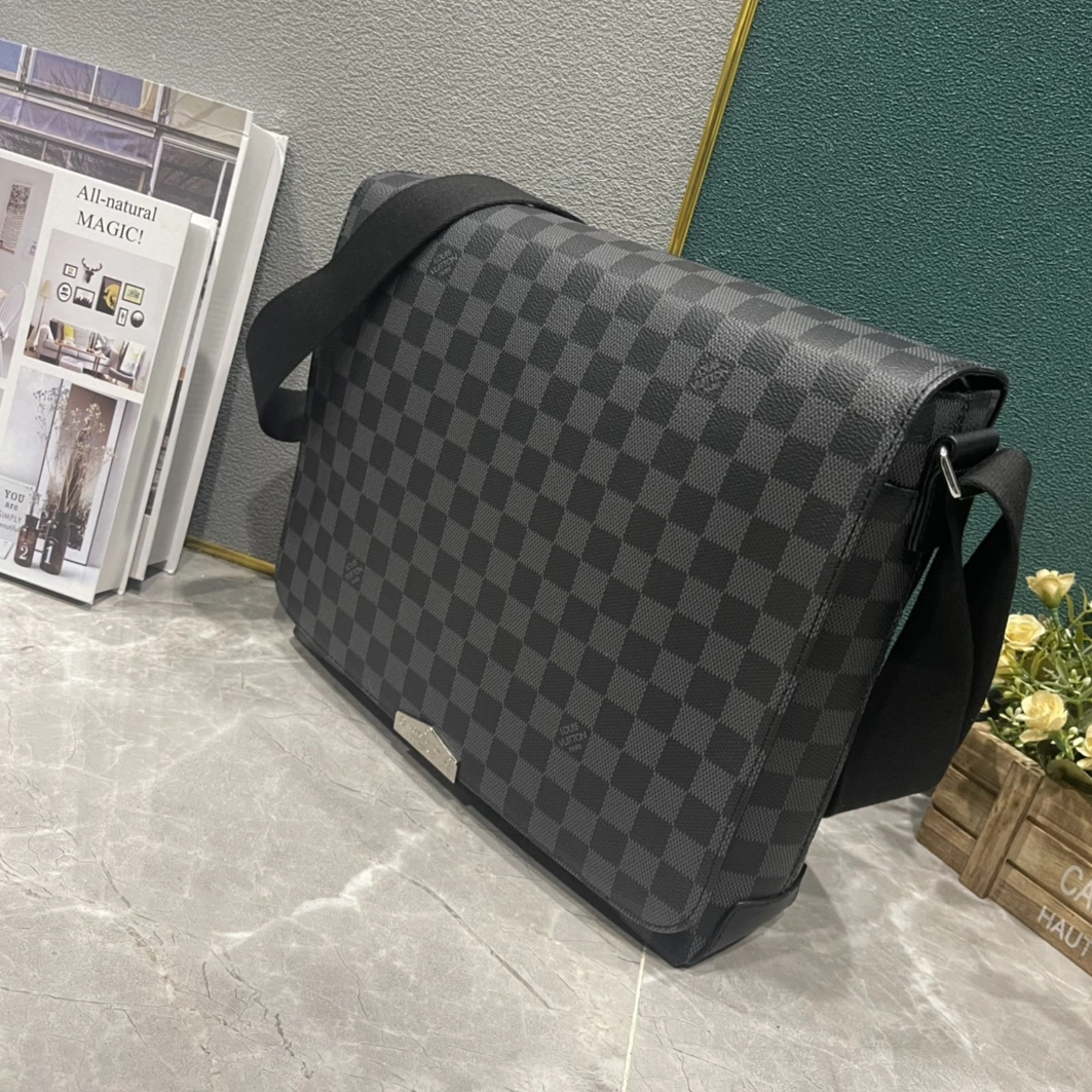 Louis Vuitton AAA Man Messenger Bags Breathable 2751