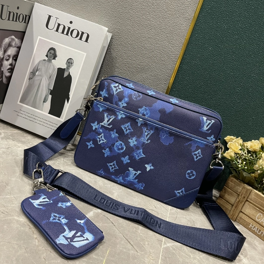 Louis Vuitton AAA Man Messenger Bags Breathable 3346