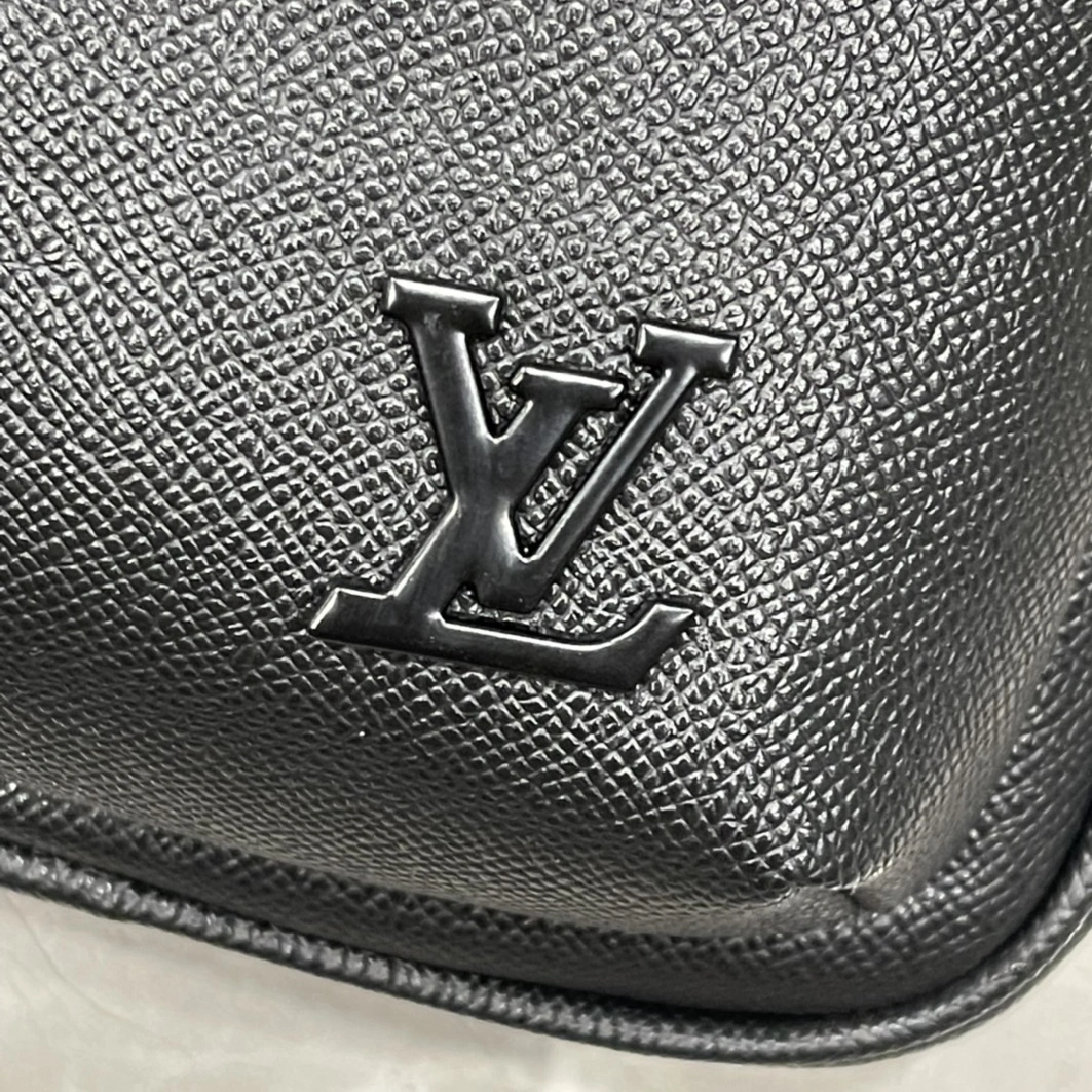 Louis Vuitton AAA Man Messenger Bags Breathable 3535