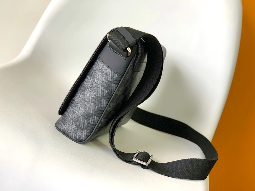 Louis Vuitton AAA Man Messenger Bags Breathable 492