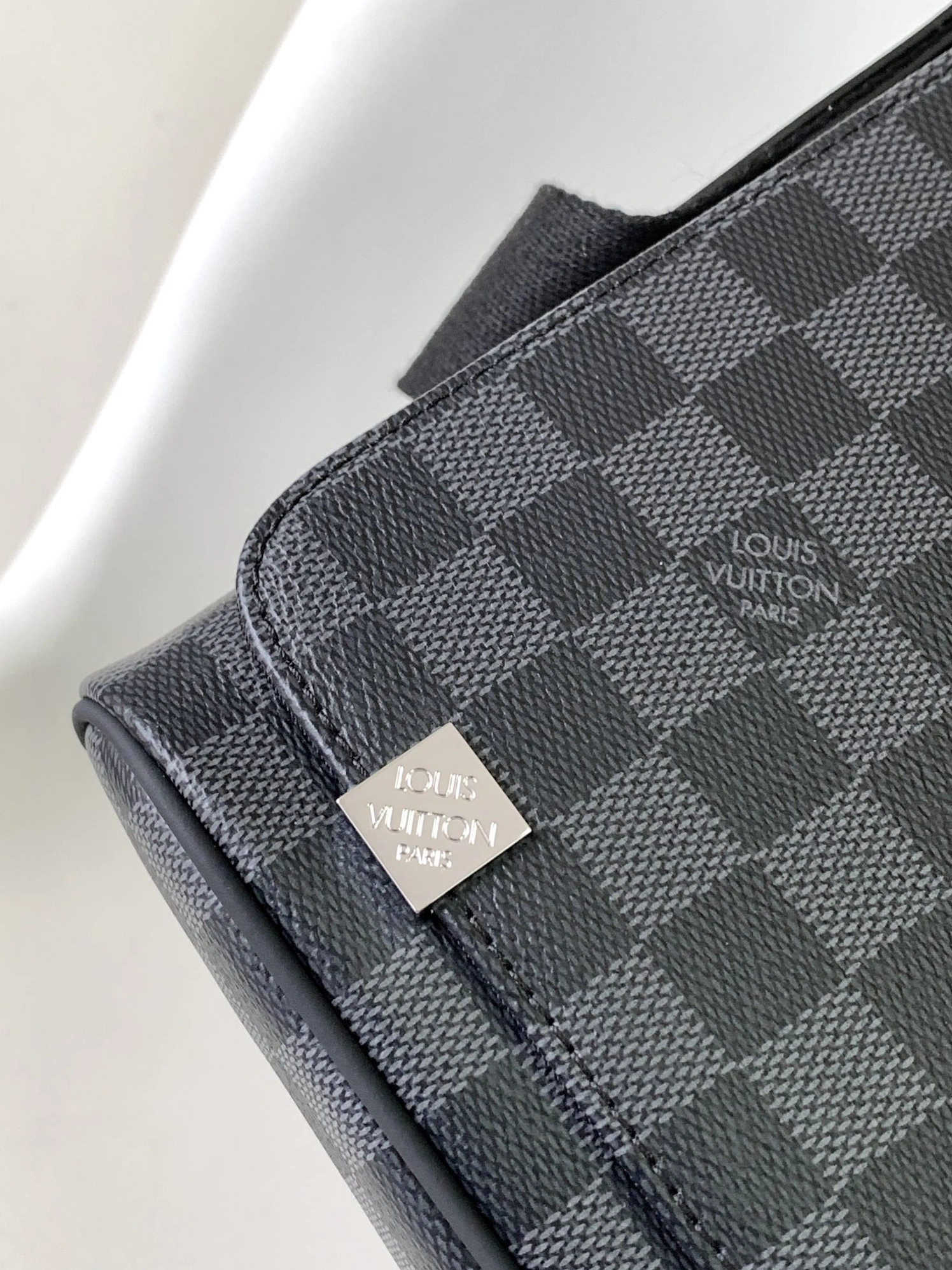Louis Vuitton AAA Man Messenger Bags Breathable 492