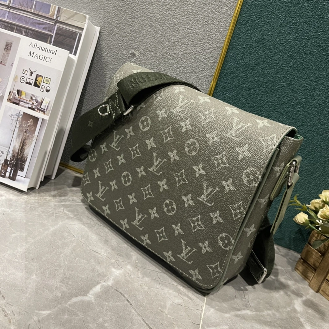 Louis Vuitton AAA Man Messenger Bags Breathable 5142
