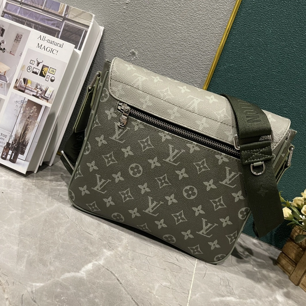 Louis Vuitton AAA Man Messenger Bags Breathable 5142