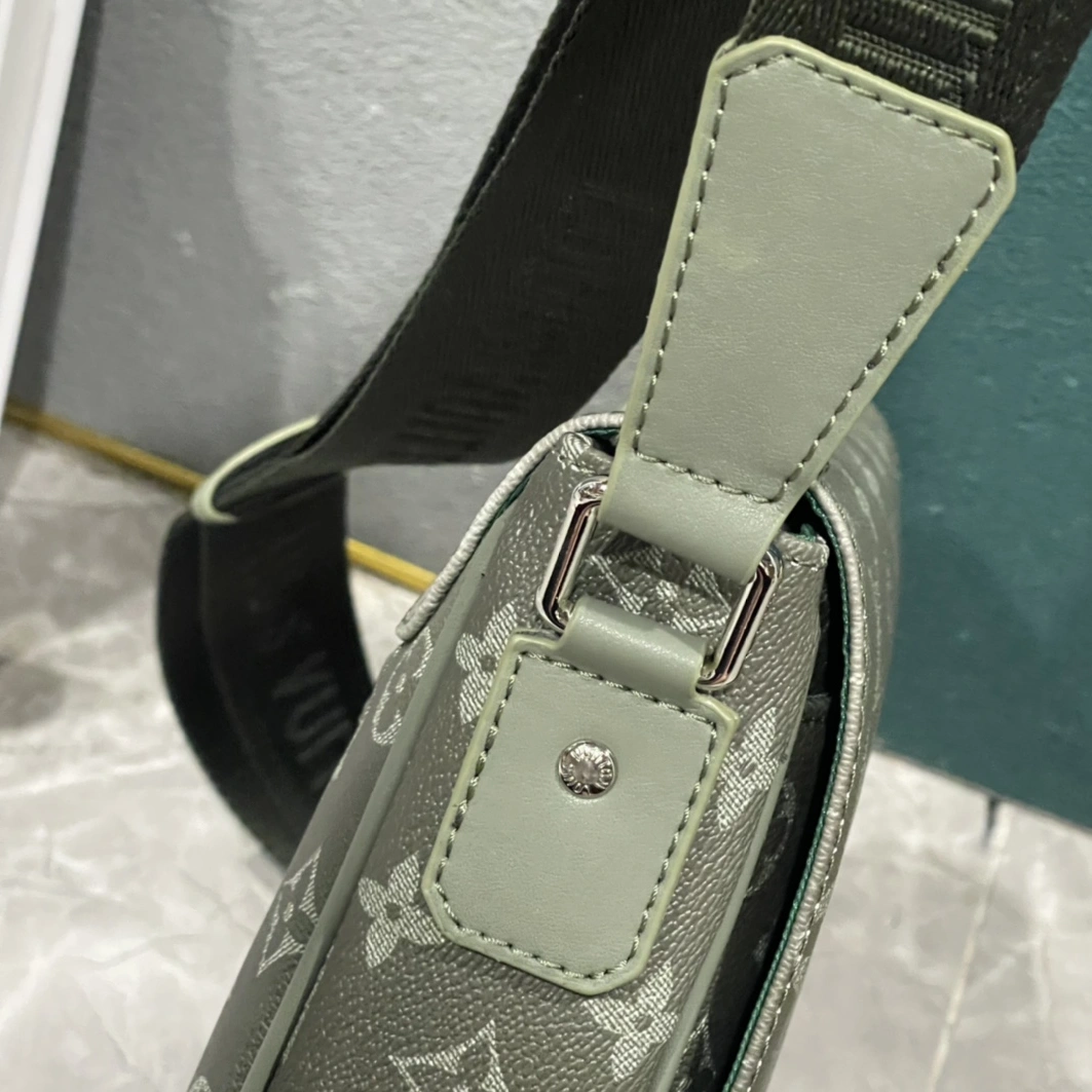 Louis Vuitton AAA Man Messenger Bags Breathable 5142