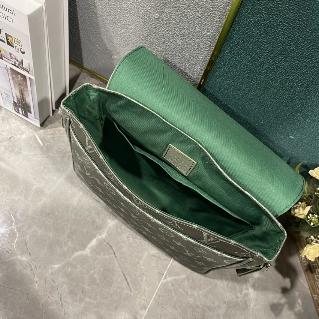 Louis Vuitton AAA Man Messenger Bags Breathable 5142