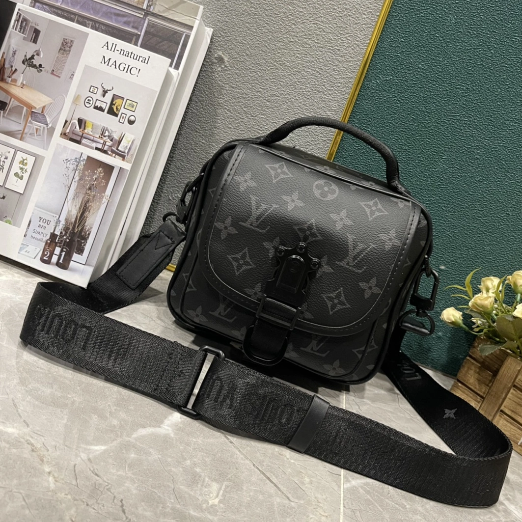 Louis Vuitton AAA Man Messenger Bags Breathable 7132