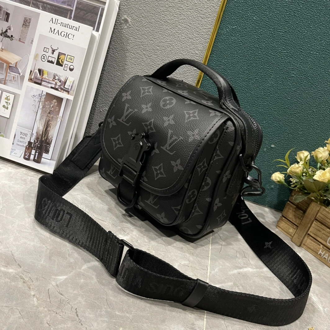 Louis Vuitton AAA Man Messenger Bags Breathable 7132