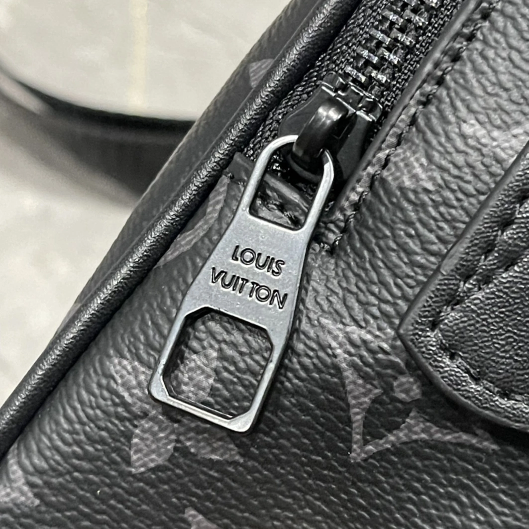 Louis Vuitton AAA Man Messenger Bags Breathable 7132