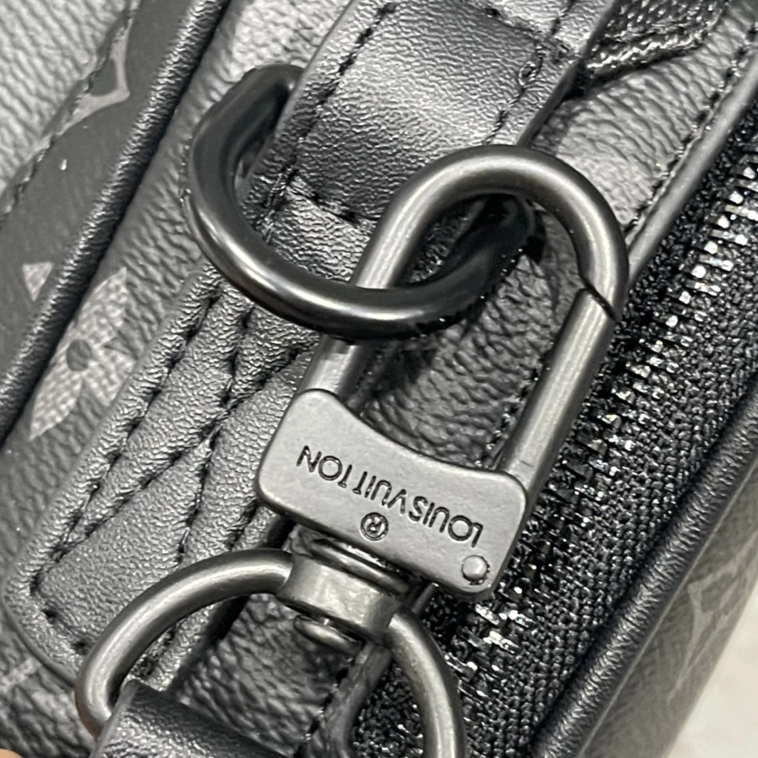 Louis Vuitton AAA Man Messenger Bags Breathable 7132
