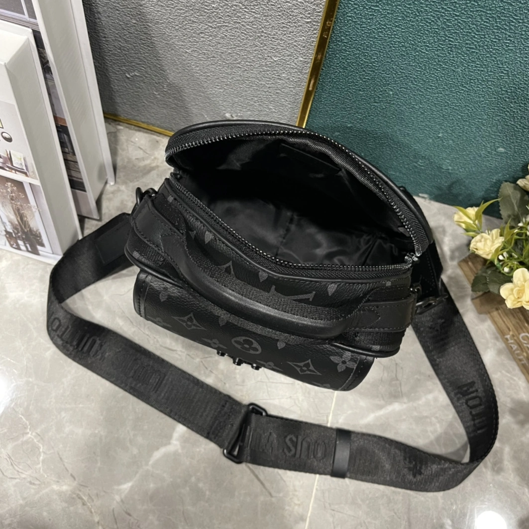 Louis Vuitton AAA Man Messenger Bags Breathable 7132