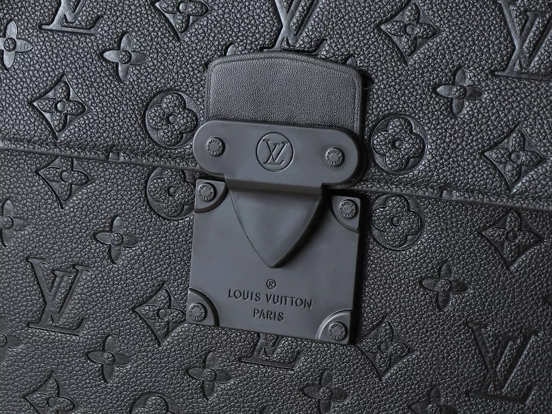 Louis Vuitton AAA Man Messenger Bags Breathable 7621