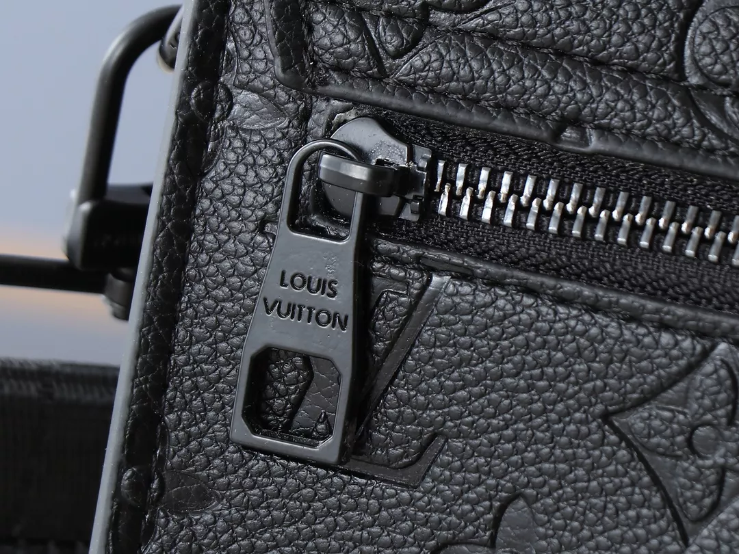 Louis Vuitton AAA Man Messenger Bags Breathable 7621