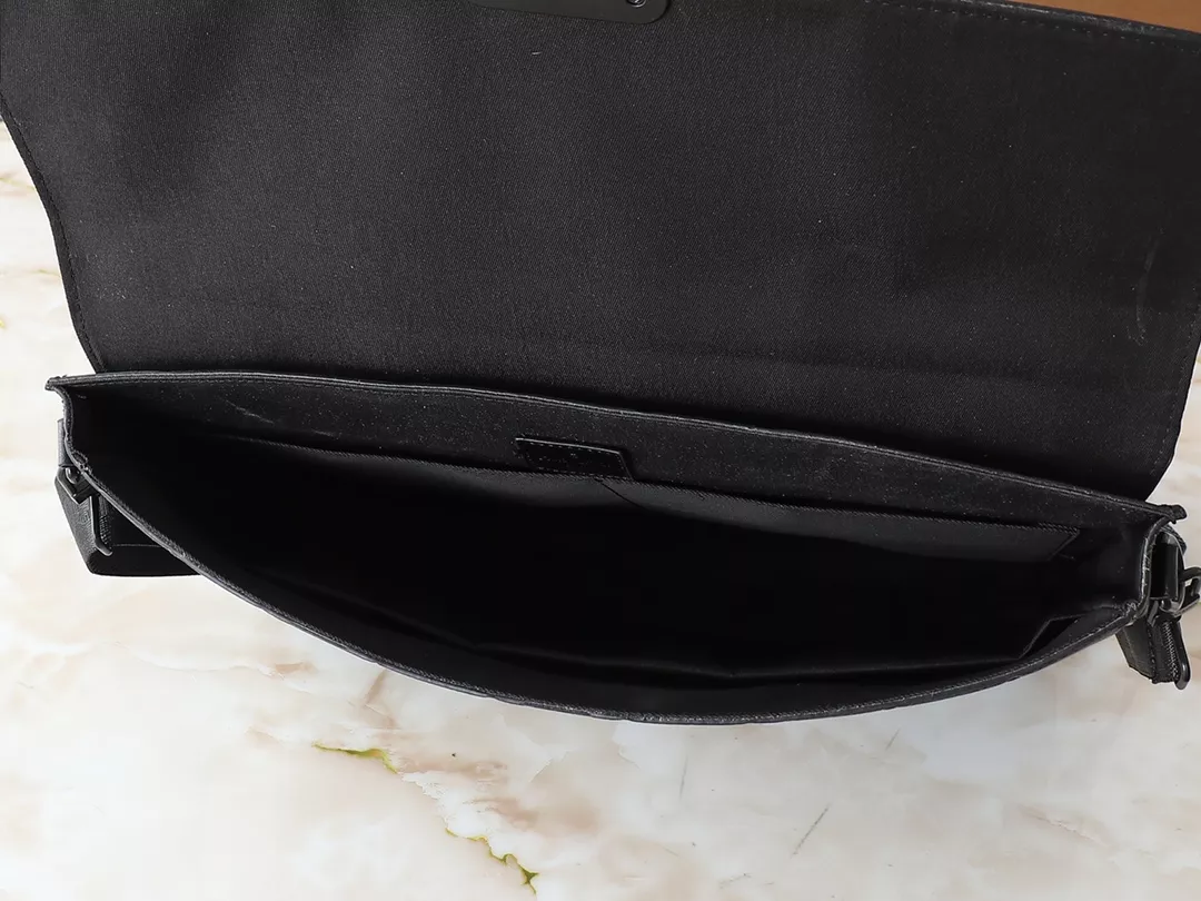 Louis Vuitton AAA Man Messenger Bags Breathable 7621