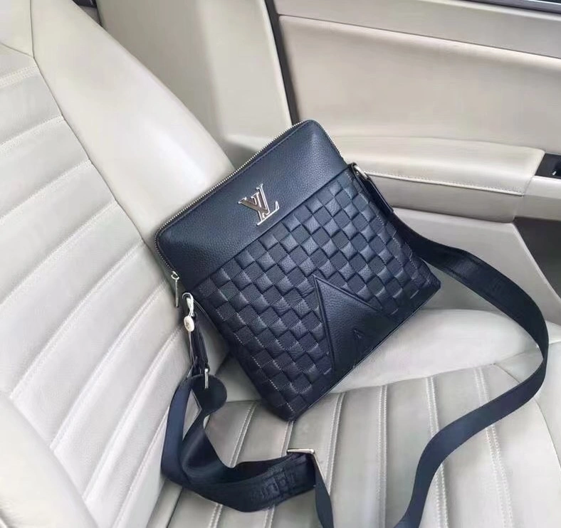Louis Vuitton AAA Man Messenger Bags Breathable 8637