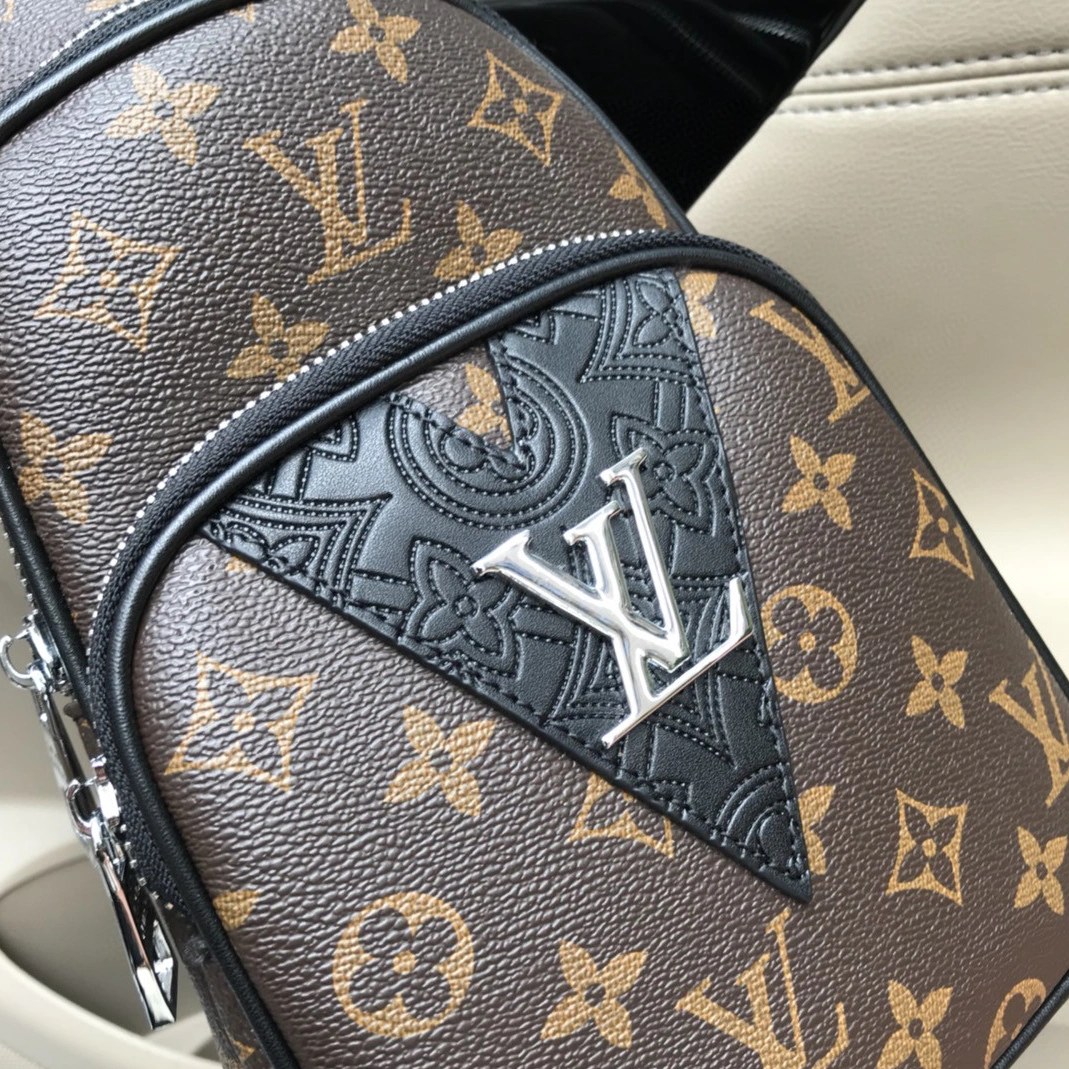 Louis Vuitton AAA Man Messenger Bags Bright 228