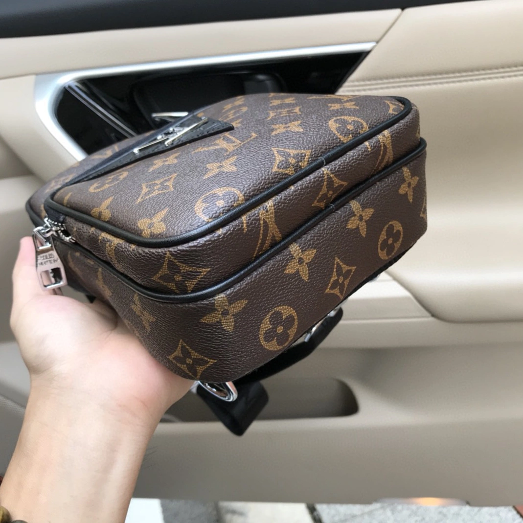 Louis Vuitton AAA Man Messenger Bags Bright 228