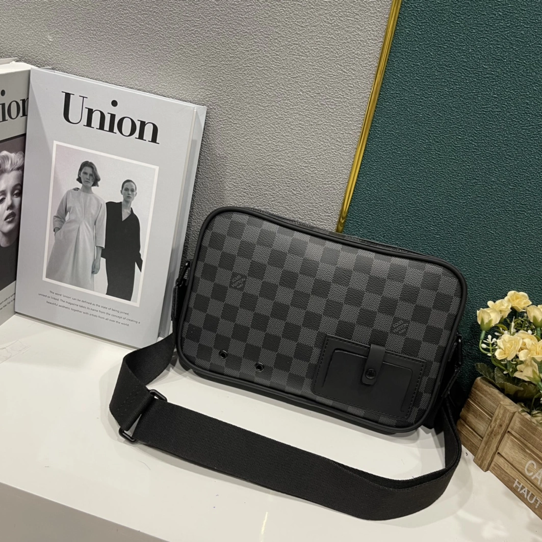Louis Vuitton AAA Man Messenger Bags Bright 3578