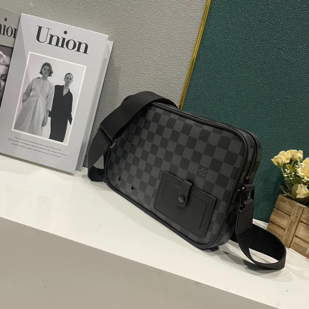 Louis Vuitton AAA Man Messenger Bags Bright 3578