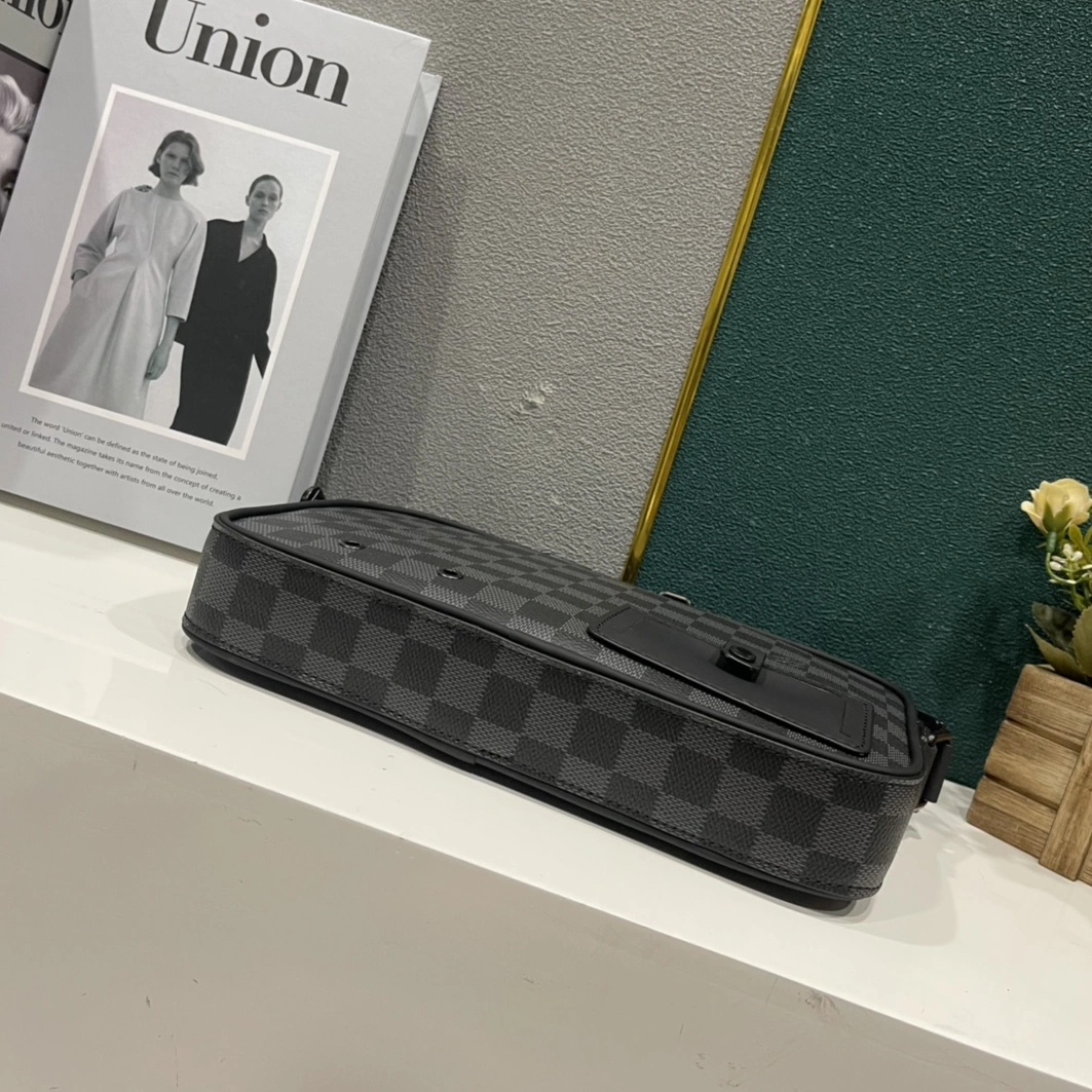 Louis Vuitton AAA Man Messenger Bags Bright 3578
