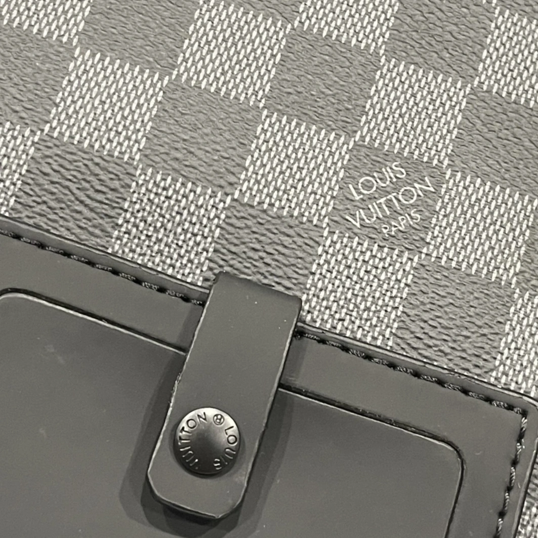 Louis Vuitton AAA Man Messenger Bags Bright 3578