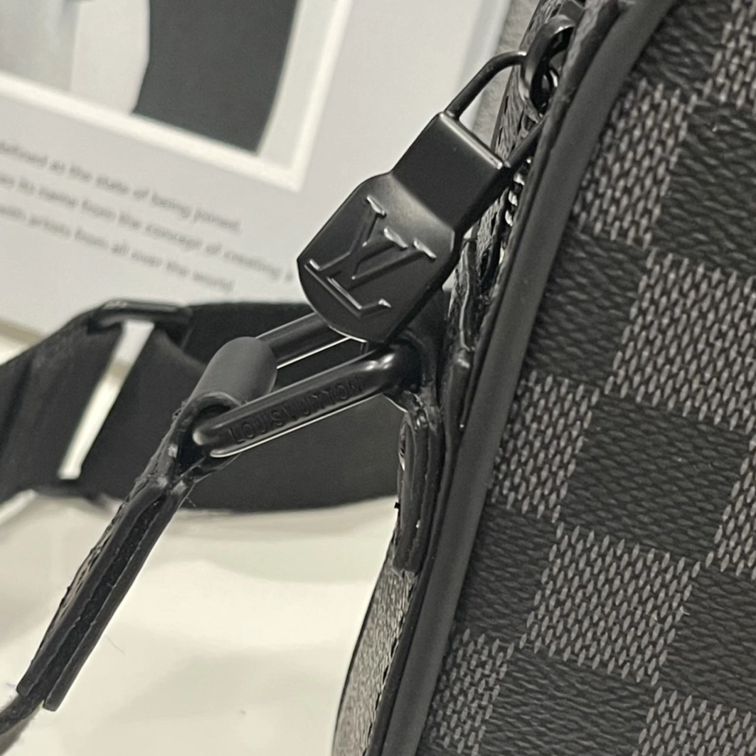 Louis Vuitton AAA Man Messenger Bags Bright 3578
