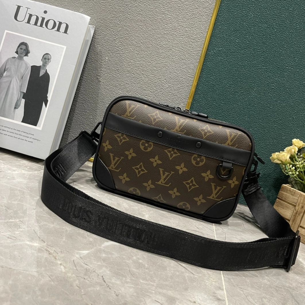 Louis Vuitton AAA Man Messenger Bags Bright 406