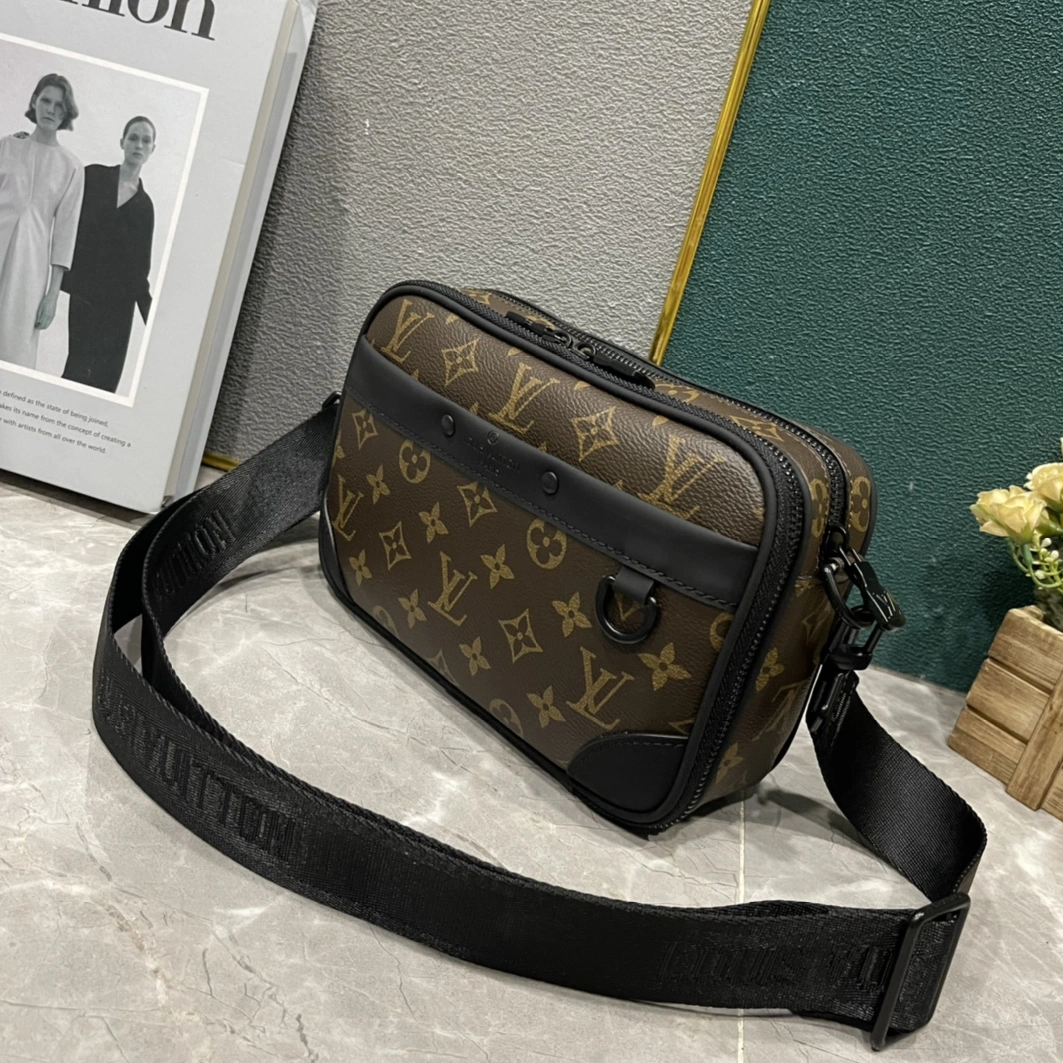 Louis Vuitton AAA Man Messenger Bags Bright 406