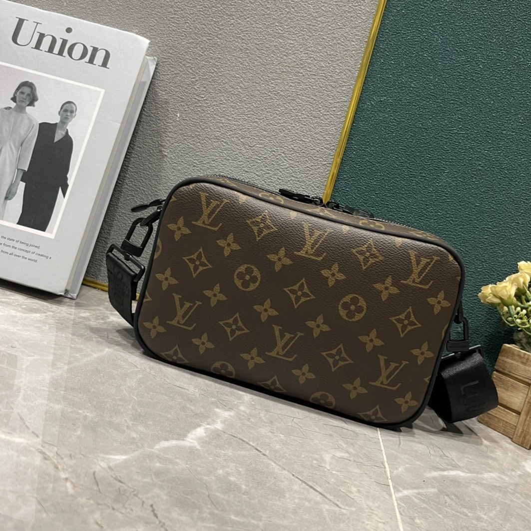 Louis Vuitton AAA Man Messenger Bags Bright 406