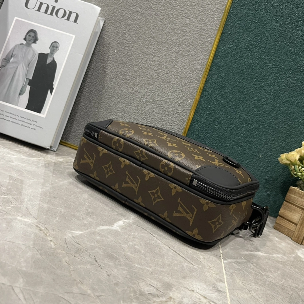 Louis Vuitton AAA Man Messenger Bags Bright 406