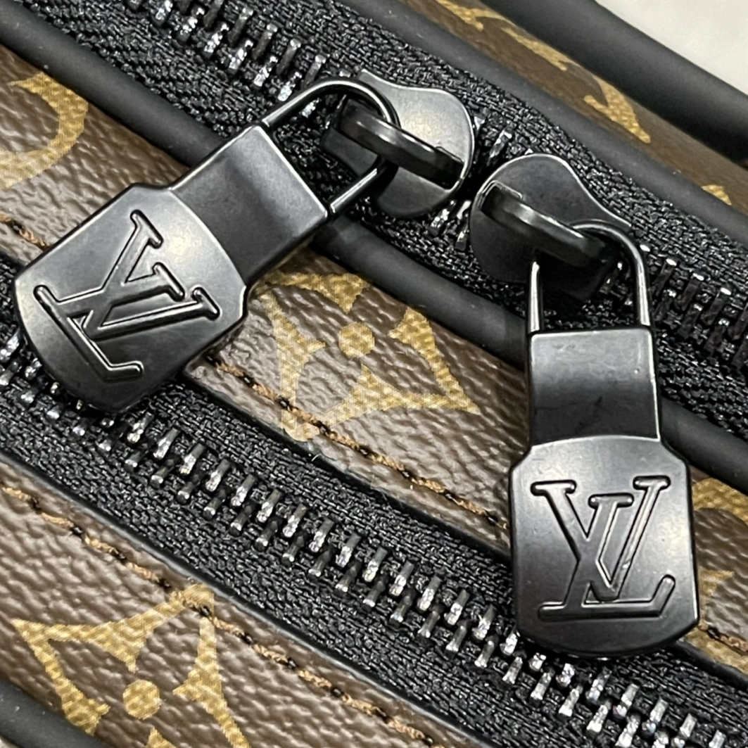 Louis Vuitton AAA Man Messenger Bags Bright 406