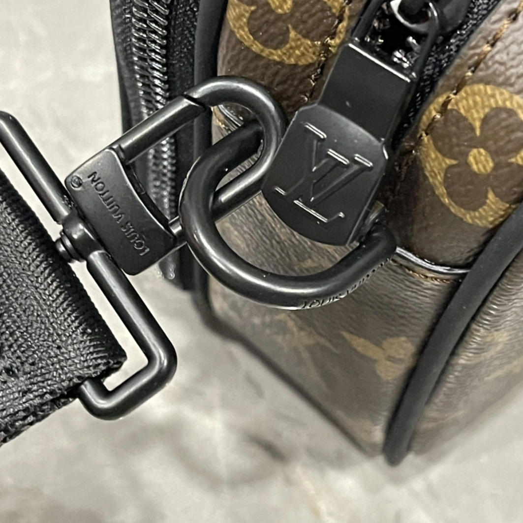 Louis Vuitton AAA Man Messenger Bags Bright 406