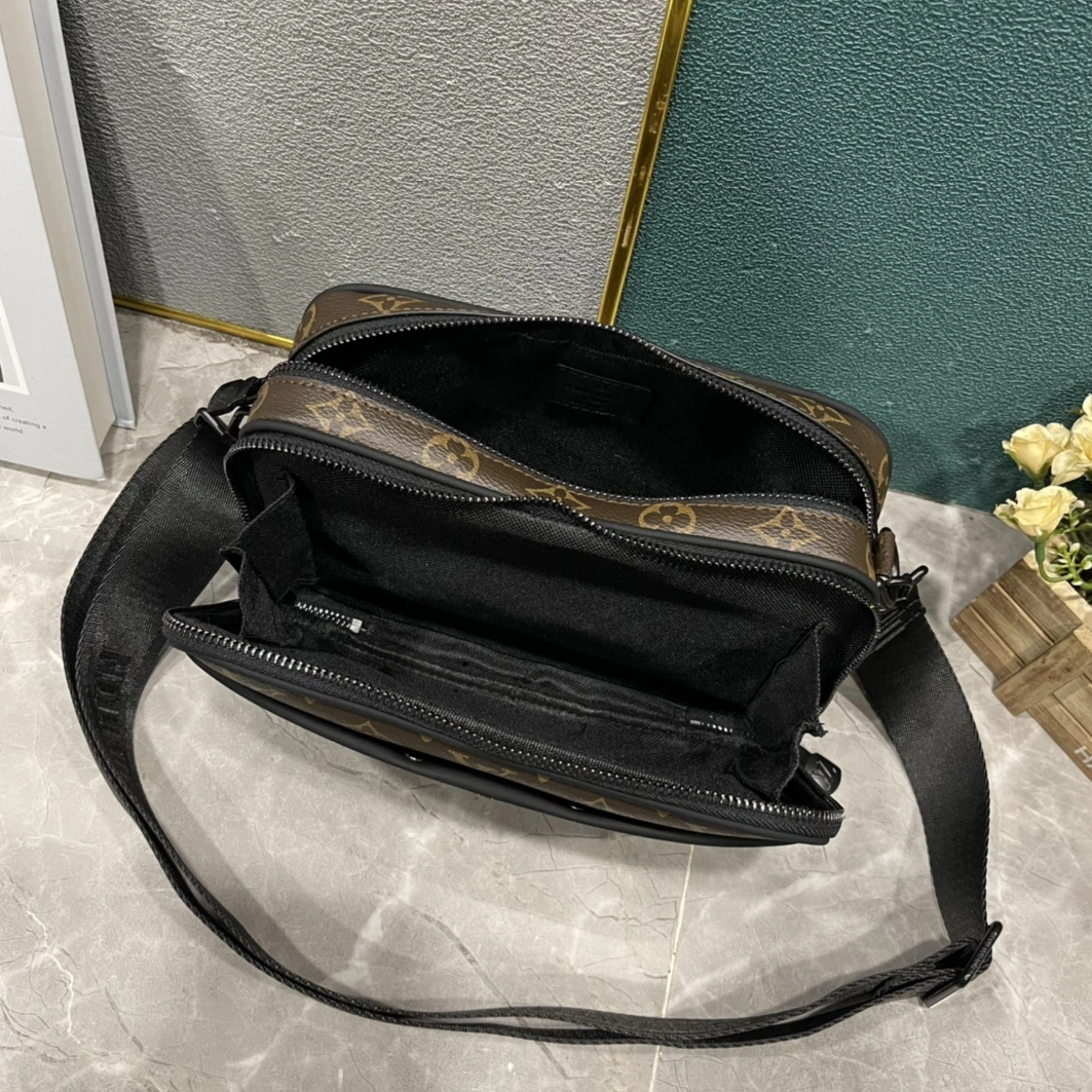 Louis Vuitton AAA Man Messenger Bags Bright 406