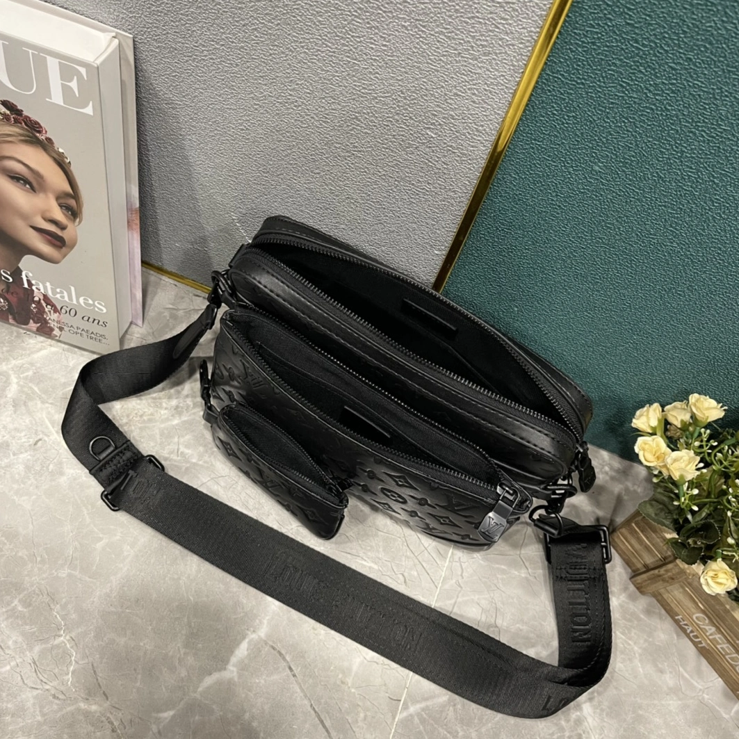 Louis Vuitton AAA Man Messenger Bags Bright 5593