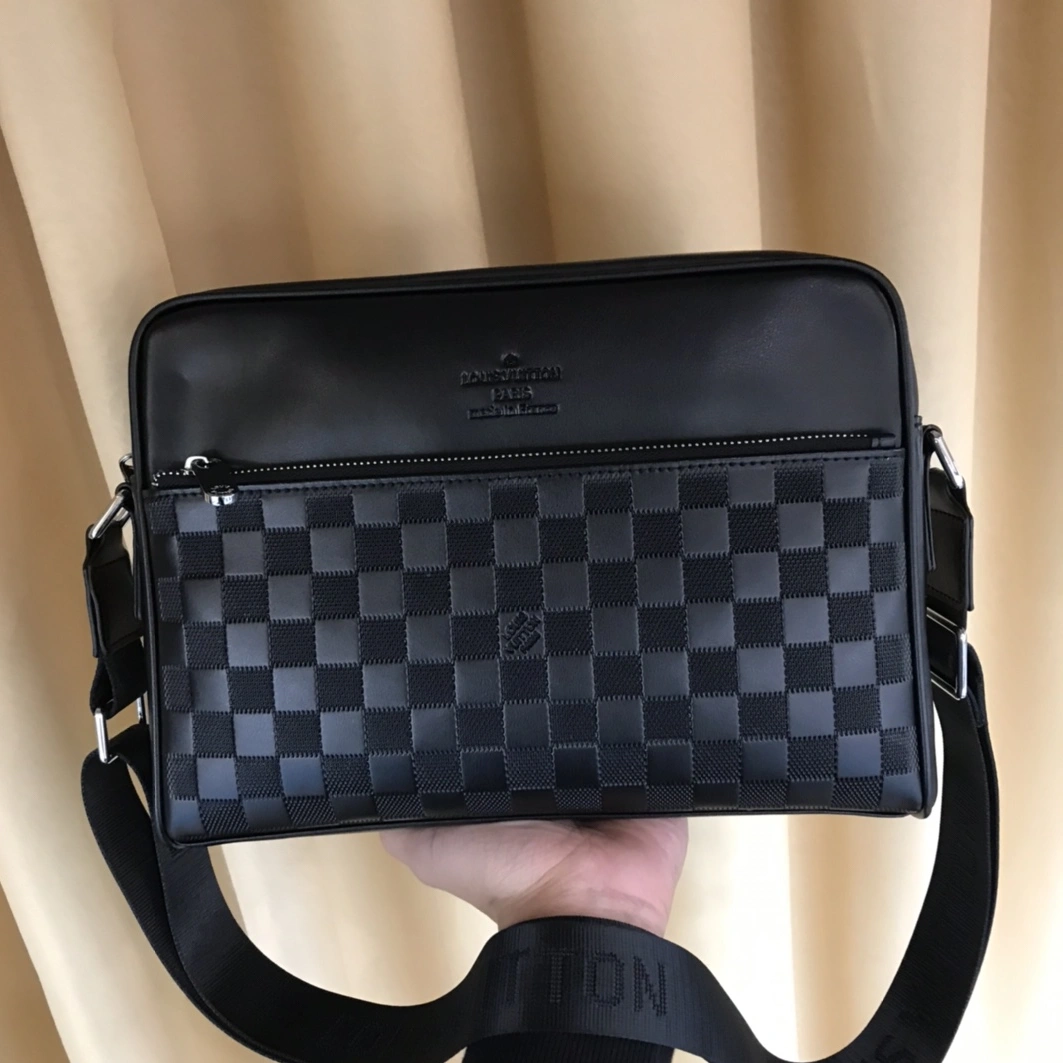 Louis Vuitton AAA Man Messenger Bags Bright 6368