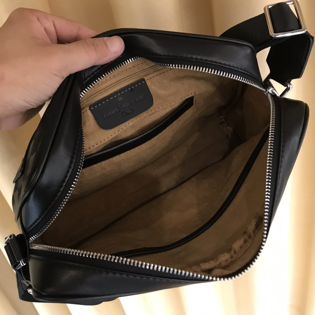 Louis Vuitton AAA Man Messenger Bags Bright 6368