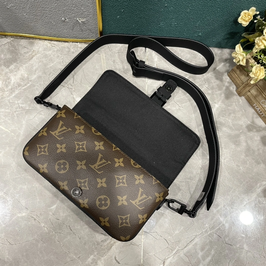 Louis Vuitton AAA Man Messenger Bags Classic 2588